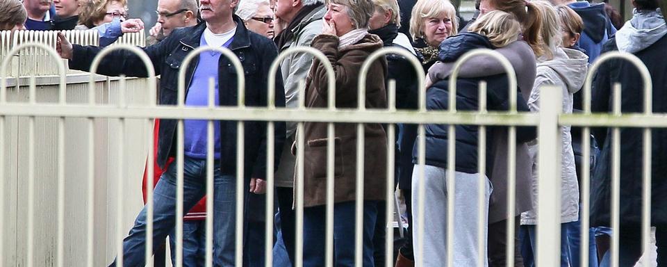 Les proches des victimes, réunies à Lommel, en Belgique, pour recevoir des informations au matin du 14 mars.