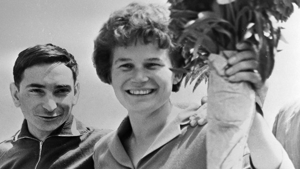 Valery Bykovsky and Valentina Tereshkova [Wikimedia : RIA Novosti - Alexander Mokletsov]