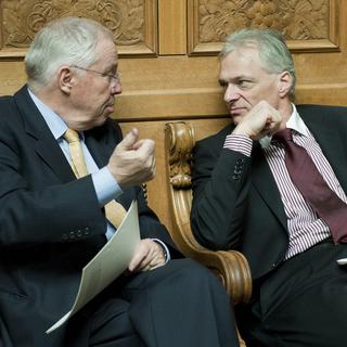 L'indépendant schaffhousois Thomas Minder (à droite) siège dans le groupe UDC aux Chambres fédérales, comme le tribun zurichois Christoph Blocher. [Peter Schneider]