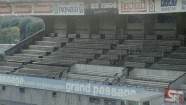 Publicité dans stade des Charmilles 1981 [TSR archives]