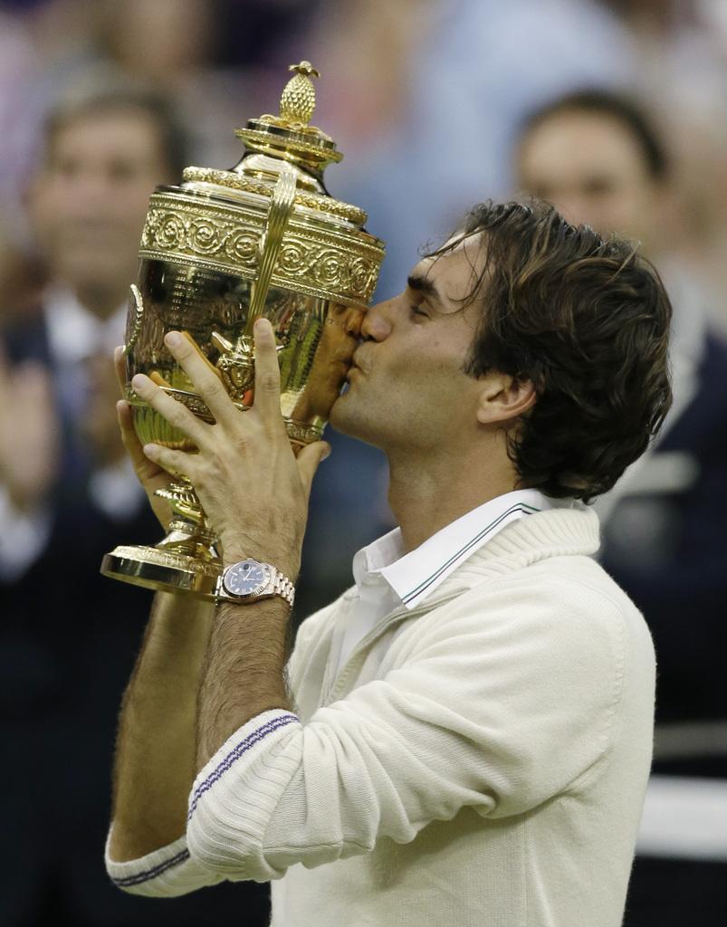 Federer embrasse une Coupe qu'il connaît bien. [Anja Niedringhaus]
