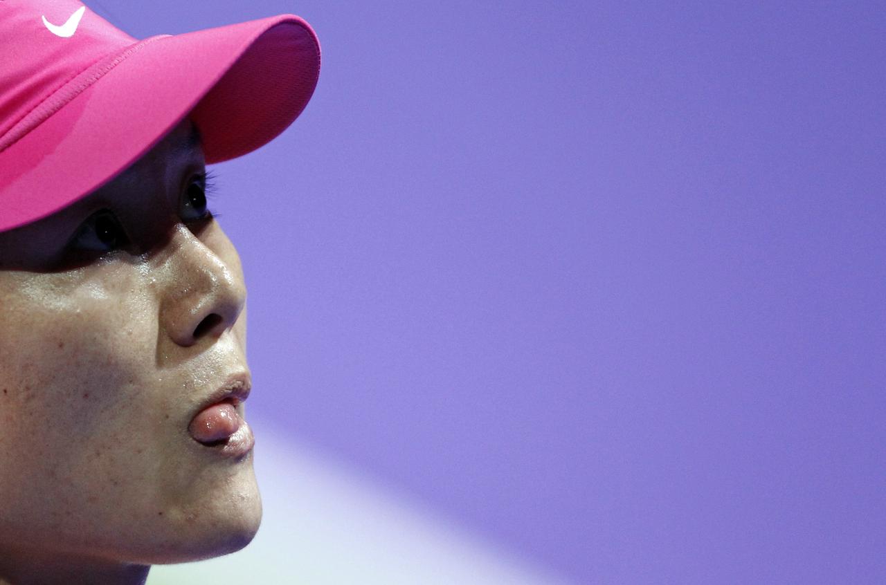 Li Na of China reacts during her WTA tennis championships match against Samantha Stosur of Australia in Istanbul, October 28, 2011. REUTERS/Murad Sezer (TURKEY - Tags: SPORT TENNIS) [Murad Sezer]