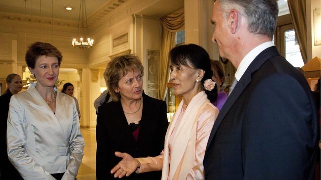 A cause du décalage horaire, la Prix Nobel de la paix Aung San Suu Kyi a dû renoncer au repas officiel avec les conseillers fédéraux Simonetta Sommaruga, Eveline Widmer-Schlumpf et Didier Burkhalter. [Freshfocus Pool/Yoshiko Kusano]
