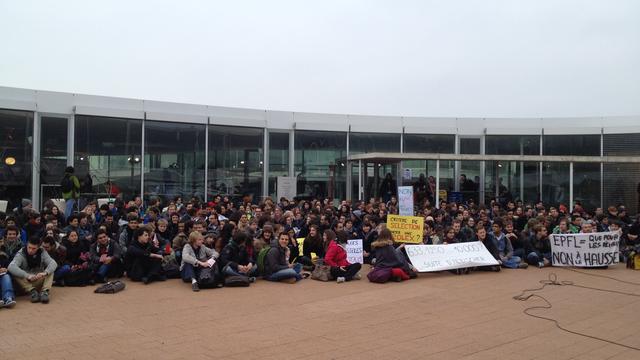 Entre 200 et 300 étudiants se sont réunis à l'EPFL. [François Rüchti]