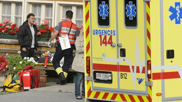 Six ambulances ont été envoyées sur les lieux de l'accident pour s'occuper des dix élèves légèrement blessés. [Laurent Gillieron]