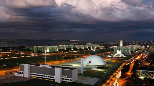 Plusieurs des grandes oeuvres d'Oscar Niemeyer se trouvent le long de l'Esplanade des ministres à Brasilia, dont le Musée national. [AP Photo/Eraldo Peres]