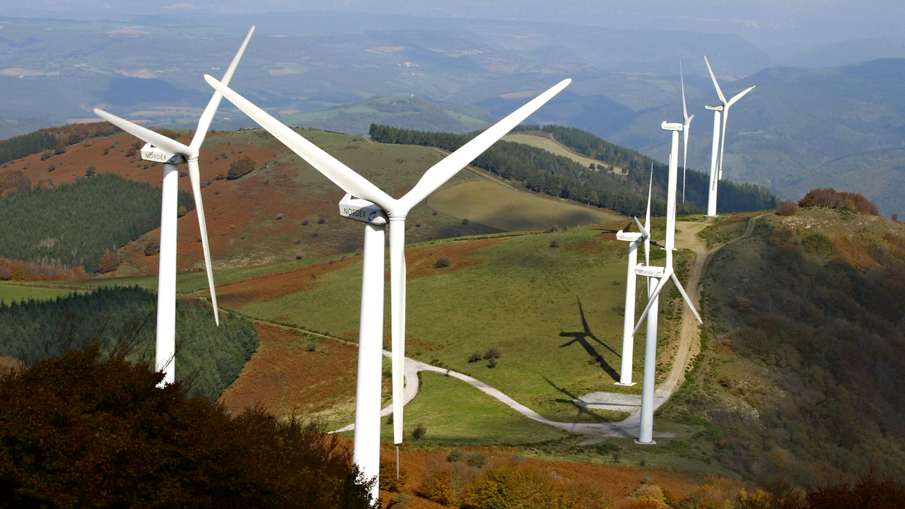 Des éoliennes en France pour de l'électricité en Suisse? (ici à Peux-et-Couffouleux, dans l'Aveyron). [Georges Gobet]
