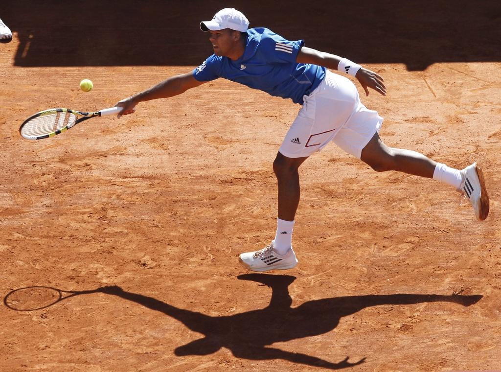 Ronchon et discutant souvent avec l'arbitre, Tsonga a longtemps affiché une attitude négative qui l'a fait sortir du match à plusieurs reprises dans les deux premiers sets. [GUILLAUME HORCAJUELO]