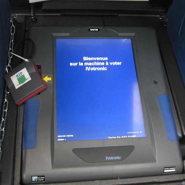 Machine à voter IVotronic utilisée à Issy-les-Moulineaux lors de l'élection à la présidence de la République française en 2007. [CC-BY-SA - Benoît Sibaud]