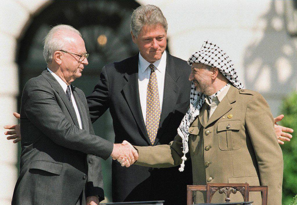 Les accords d'Oslo sont signés entre Yitzhak Rabin et Yasser Arafat sous le regard du président américain Bill Clinton. [J.David Ake]