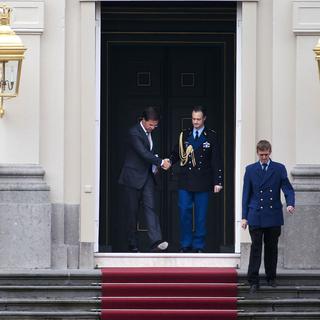 Hier, le premier ministre hollandais Mark Rutte quittait le palais royal après avoir remis la démission de son gouvernement à la reine.