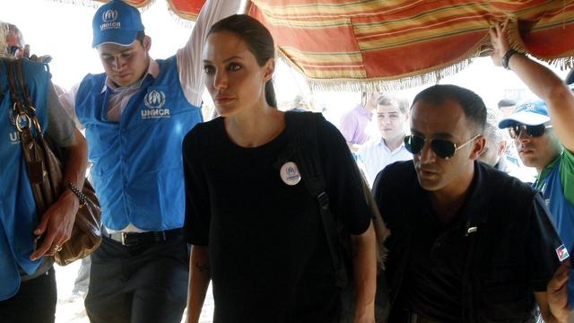 Le 11 septembre 2012, l'actrice Angelina Jolie, ambassadrice de bonne volonté du HCR, visite un camp de réfugiés syriens basé au nord-est de Mafrap, en Jordanie. [AMAL NASRALLAH]