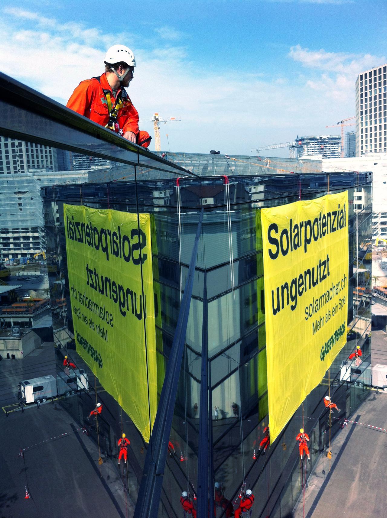 Les militants sont montés sur le bâtiment d'Ernst&Young à Zurich. [© Greenpeace]