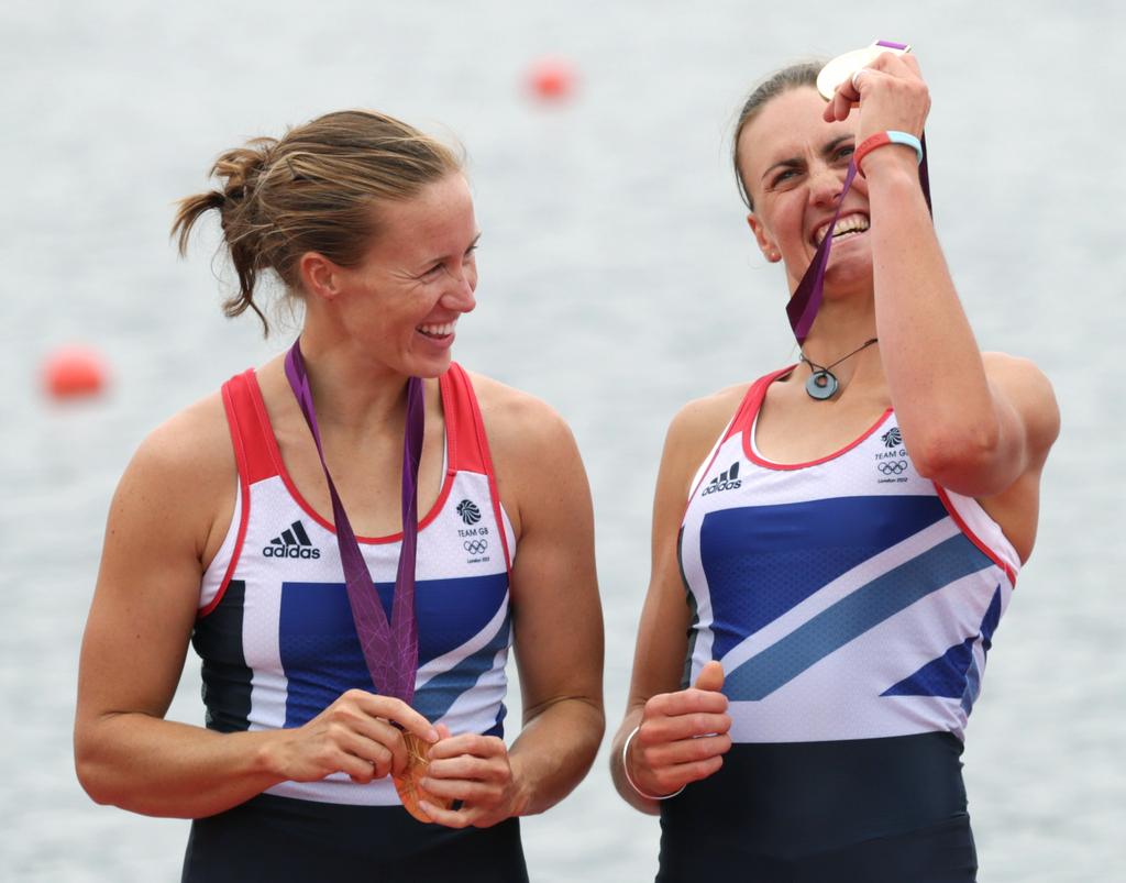 Helen Glover (à gauche) et Heather Stanning apportent son premier or à la Grande-Bretagne. [Keystone - Armando Franca]