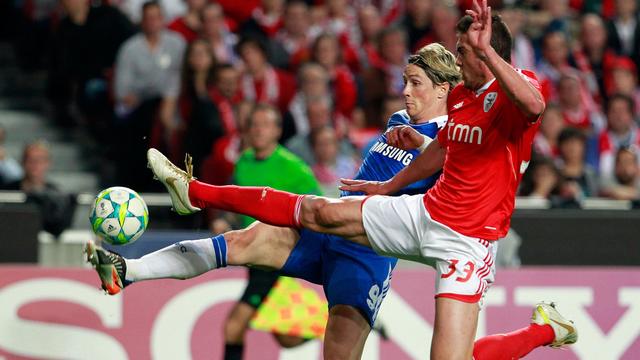 A l'image de ce duel entre Torres et Jardel, la lutte promet d'être chaude mercredi à Stamford Bridge. [Armando Franca]