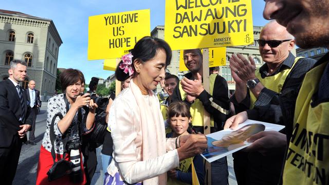 Aung San Suu Kyi a signé des autographes à Berne lors de sa visite du Parlement. [SEBASTIEN FEVAL]