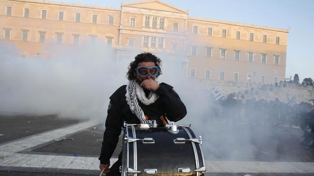 Un manifestant devant le Parlement grec, le 12 février 2012. [Thanassis Stavrakis]
