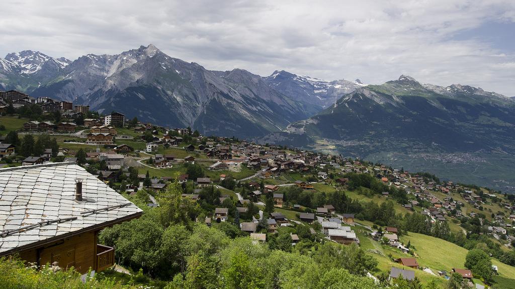 Des maisons, résidences secondaires et chalets de vacances à Nendaz en Valais. [Jean-Christophe Bott]