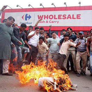 Manifestation devant un magasin de vente en gros de la chaîne française Carrefour à Delhi. [Yogesh Kumar]