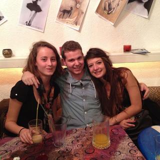 Steeve et ses amis dans un bar à Lausanne. [Valérie Hauert]