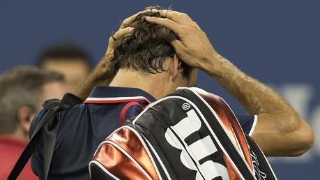 Roger Federer quitte le terrain dépité après sa défaite en 1/4 de finale de l'US Open face à Berdych