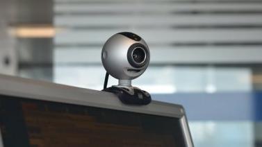 Un ordinateur avec une webcam