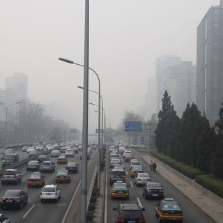 Deuxième peripherique à Pékin : le smog printanier habituel des jours de semaine. [Alain Arnaud]