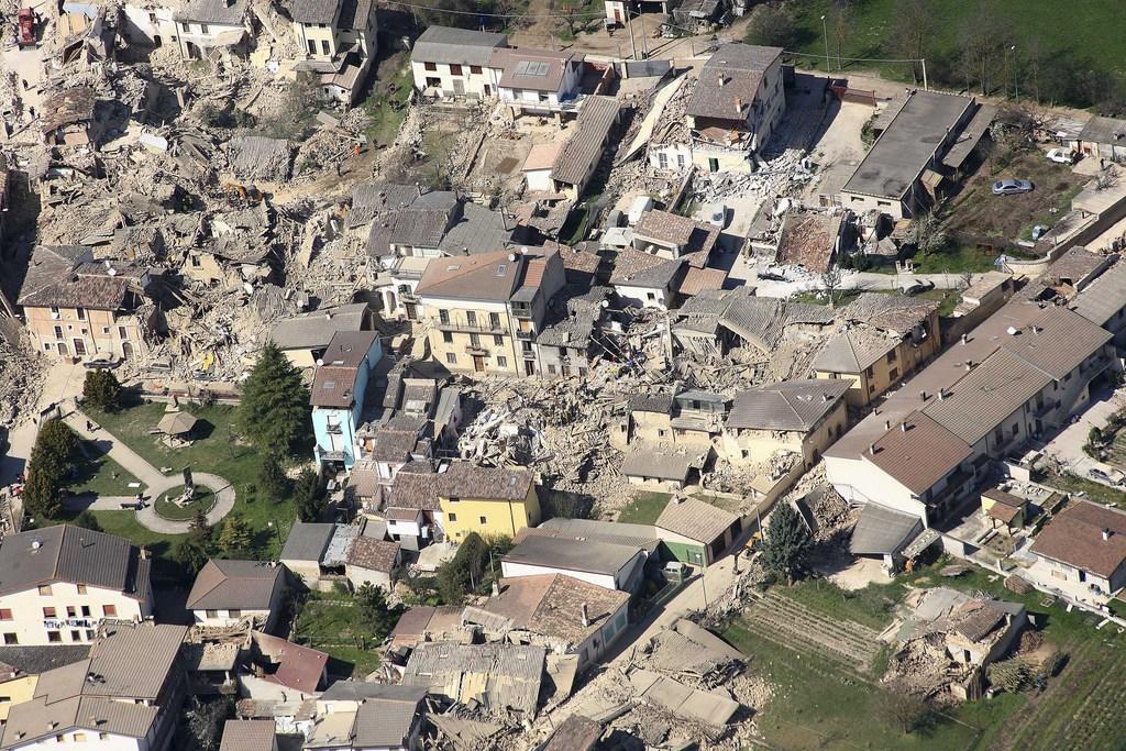 Vue aérienne de la ville de L'Aquila après le séisme. [AP Photo/Guardia Forestale]