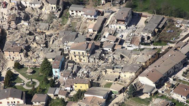 Vue aérienne de la ville de L'Aquila après le séisme. [AP Photo/Guardia Forestale]