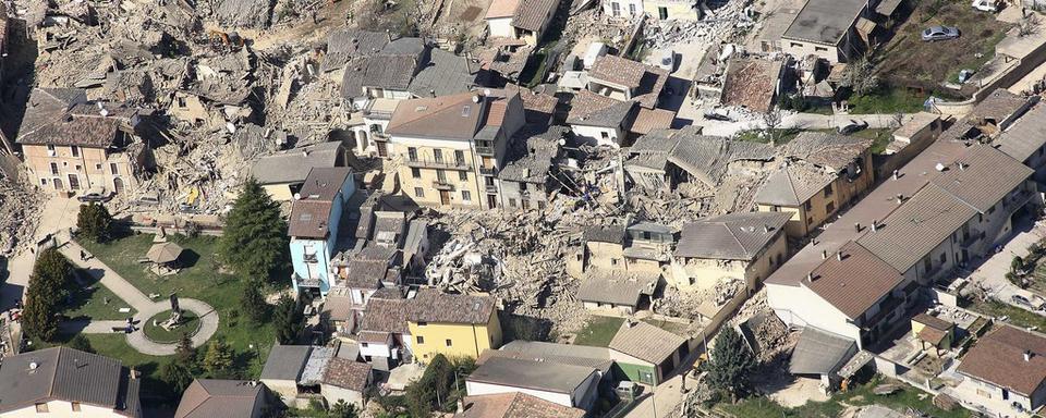 Vue aérienne de la ville de L'Aquila après le séisme. [AP Photo/Guardia Forestale]