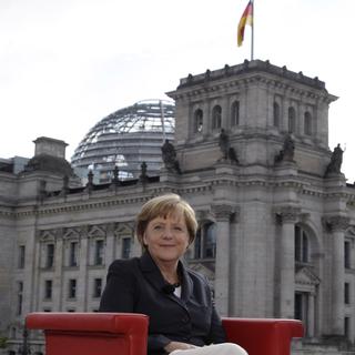 Angela Merkel a été interviewée devant le Reichstag (chambre basse). [Tobias Schwarz]