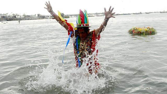 Sur la plage de Lima, un shaman péruvien a tout tenté pour éviter un cataclysme. [Mariana Bazo]