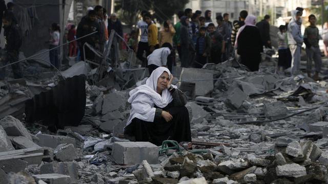 Les frappes israéliennes ont tué dimanche au moins 4 femmes et 8 enfants. [KEYSTONE - AP Photo/Eyad Baba]