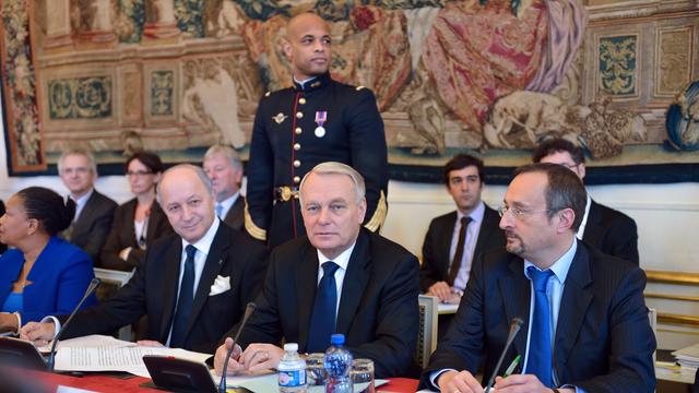 Jean-Marc Ayrault (c.), le chef de la diplomatie Laurent Fabius (g.) et le directeur de cabinet du Premier ministre, Christophe Chantepy (d.), lors de la présentation du "pacte de compétitivité" le 6 novembre à Matignon.