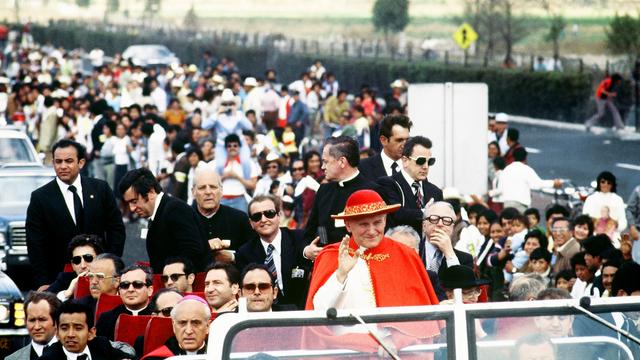 Janvier 1979 - Santo Domingo (Mexique): c'est le premier voyage du Jean-Paul II hors de l'Italie depuis son élection comme pape un an plus tôt. Dans le cadre de sa visite, il ouvrira la 3e Conférence générale de l'épiscopat latino-américain à Puebla. [AFP]