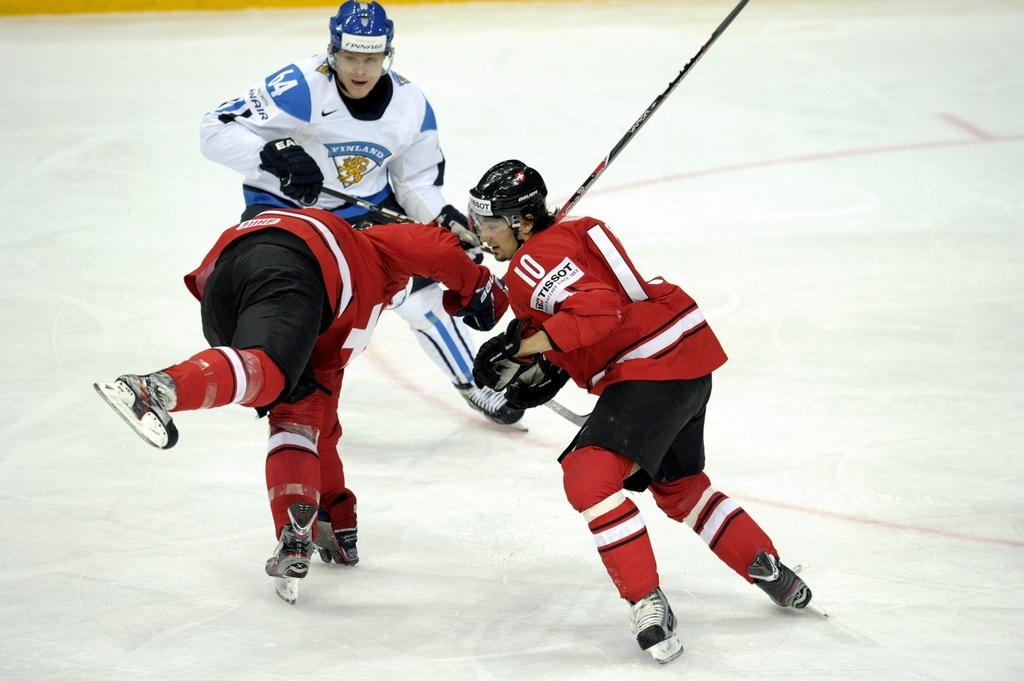 Roman Wick et Andres Ambühl ont été mal payés face aux Finlandais de Mikael Granlund. [Keystone - Antti Aimo-Koivisto]