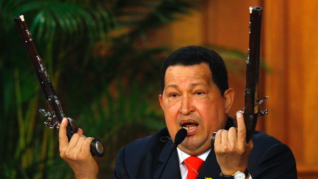 Mercredi 25 juillet: le président vénézuélien Hugo Chavez brandit les pistolets du héros de l'indépendance Simon Bolivar. [Carlos Garcia Rawlins]