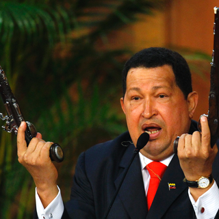 Mercredi 25 juillet: le président vénézuélien Hugo Chavez brandit les pistolets du héros de l'indépendance Simon Bolivar. [Carlos Garcia Rawlins]