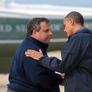 Le président Barack Obama a été accueilli par le gouverneur du New Jersey Chris Christie à son arrivée à Atlantic City. [JEWEL SAMAD]