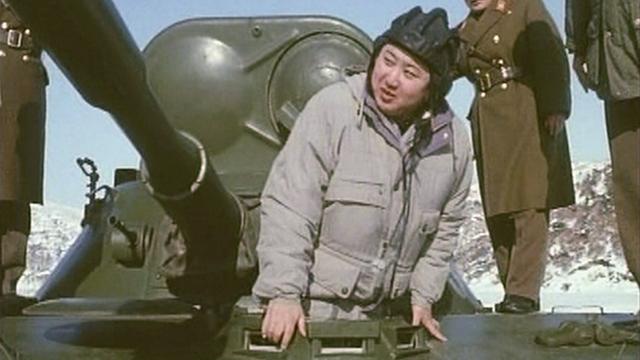 Ces images prises de la télévision d'Etat nord-coréenne montrent "le respecté camarade Kim Jong-Un" aux commandes d'un tank. [KRT]