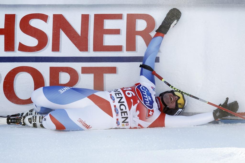 Epuisé après 2'35 de course, Feuz s'est laissé tomber dans les bâches une fois la ligne franchie. [KEYSTONE - Peter Klaunzer]