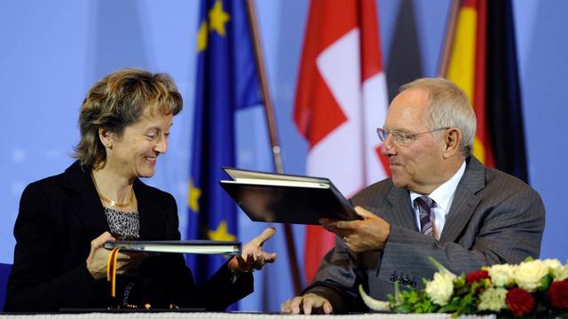Eveline Widmer-Schlumpf en compagnie de Wolfgang Schäuble, le ministre allemand des Finances. [Soeren Stache]