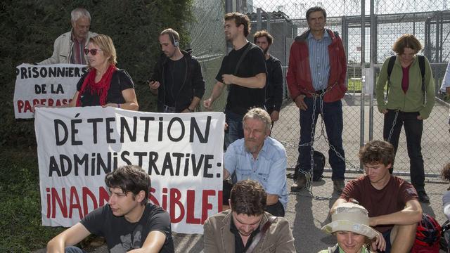 Certains manifestants se sont enchaînés aux grilles du centre de détention de Frambois. [Salvatore Di Nolfi]