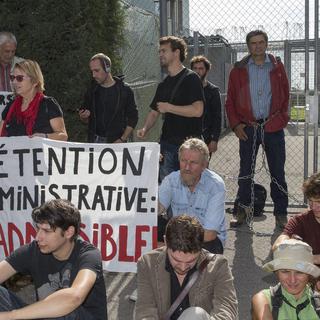 Certains manifestants se sont enchaînés aux grilles du centre de détention de Frambois. [Salvatore Di Nolfi]