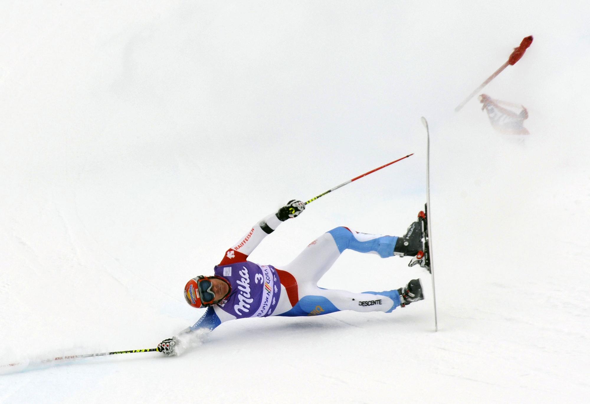 21. Didier Cuche of Switzerland falls during the second run of the men's giant slalom Alpine skiing World Cup race in Kranjska Gora January 29, 2010. REUTERS/Srdjan Zivulovic (SLOVENIA - Tags: SPORT SKIING) [REUTERS - Srdjan Zivulovic]
