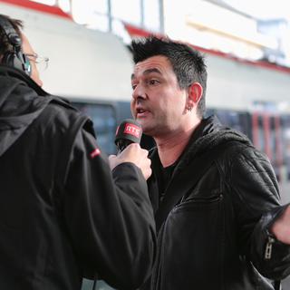 Duja et Stéphane Gabioud en direct dans "CQFD" peu avant 11h sur les quais de la gare de Lausanne. [Alexandre Chatton]