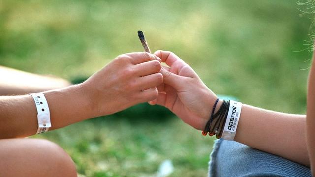 Le Conseil des Etats ne veut plus poursuivre pénalement les fumeurs de cannabis. [Gaëtan Bally]