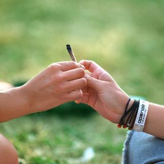 Le Conseil des Etats ne veut plus poursuivre pénalement les fumeurs de cannabis. [Gaëtan Bally]