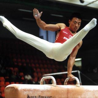 Atlanta 1996, Donghua Li, médaillé d'or en gymnastique (cheval d'arçons). Né en Chine, il a rencontré une touriste suisse en 1988, sur la place de Tien An Men à Pékin. Ils se marient et Donghua Li veut devenir suisse, mais il n'obtiendra sa nationalité que peu de temps avec les JO.