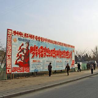 Pyongyang: les posters de propagande sont les seules touches de couleur dans un monde terne et gris. [Alain Arnaud]